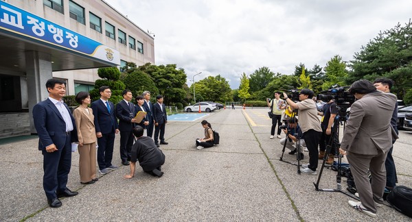 ▲ 국회 법제사법위원회 소속 김용민 더불어민주당 간사가 1일 경기도 의왕시 서울구치소에서 열린 현장검증을 마치고 브리핑을 하고 있다. 사진=뉴시스