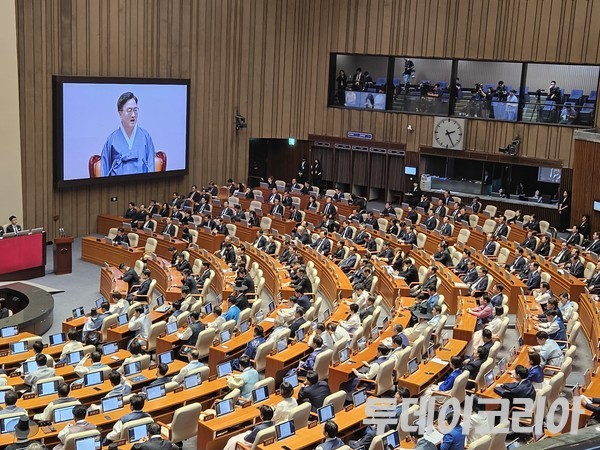 ▲ 1일 여의도 국회에서 열린 ‘제429회 국회 정기회 개회식’에서 더불어민주당 의원들이 한복, 국민의힘 의원들이 상복을 입고 우원식 국회의장의 개회사를 듣고 있다. 사진=이기봉 기자