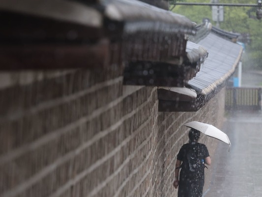 ▲ 서울 중구 덕수궁 인근에서 시민들이 많은 비에 우산을 쓰고 이동하고 있다. 사진=뉴시스