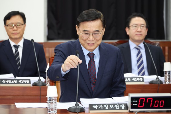 ▲ 이종석 국가정보원장이 2일 서울 여의도 국회 정보위 전체회의에 출석해 마이크를 조정하고 있다. 사진=뉴시스