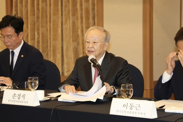 ▲ 손경식 한국경영자총협회 회장이 3일 서울 중구 한국프레스센터에서 열린 ‘주요 기업 CHO(인사노무 담당 임원) 간담회’에서 발언하고 있다. 사진=한국경영자총협회