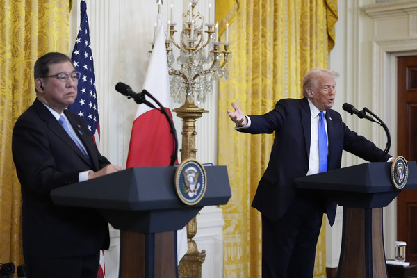 ▲ 이시바 시게루(왼쪽) 일본 총리와 도널드 트럼프 미국 대통령이 지난 2월 7일(현지 시간) 백악관에서 회담 후 공동 기자회견하고 있다. 사진=뉴시스