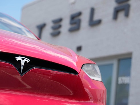 ▲ 미 콜로라도주 리틀턴의 테스라 매장 밖에 테슬라의 모델X SUV 차량이 전시돼 있다. 사진=뉴시스