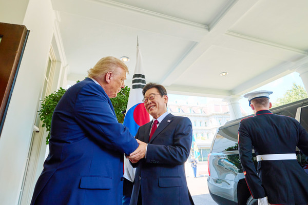 ▲ 이재명 대통령과 도널드 트럼프 미국 대통령이 지난달 25일(현지 시간) 미국 워싱턴DC 백악관에서 한미 정상회담에 앞서 악수하고 있다. 사진=뉴시스