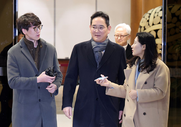 ▲ 이재용 삼성전자 회장이 네덜란드 방문을 마치고 15일 오전 서울 강서구 서울김포비즈니스항공센터를 통해 귀국하고 있다. 사진=뉴시스