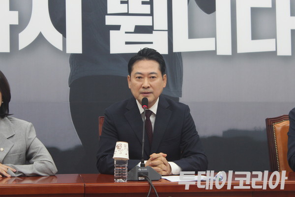 ▲ 장동혁 국민의힘 대표가 11일 ‘이재명 대통령 취임 100일 기자회견’ 관련 브리핑을 열고 발언하고 있다. 사진=이기봉 기자