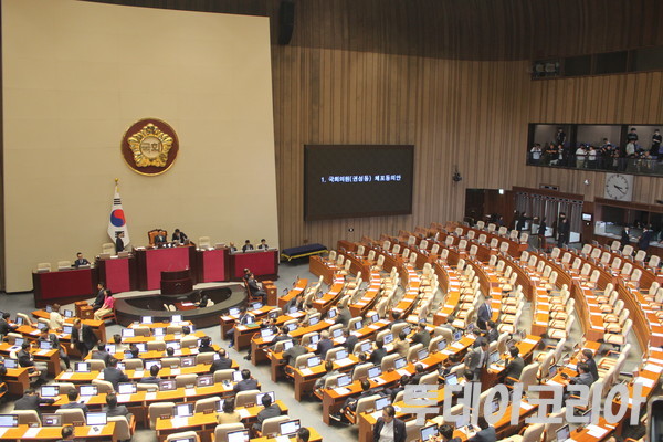 ▲ 11일 국회 본회의에서 권성동 국민의힘 의원에 대한 체포동의안이 상정된 가운데, 국민의힘 의원들이 표결에 참여하지 않고 퇴장했다. 사진=이기봉 기자