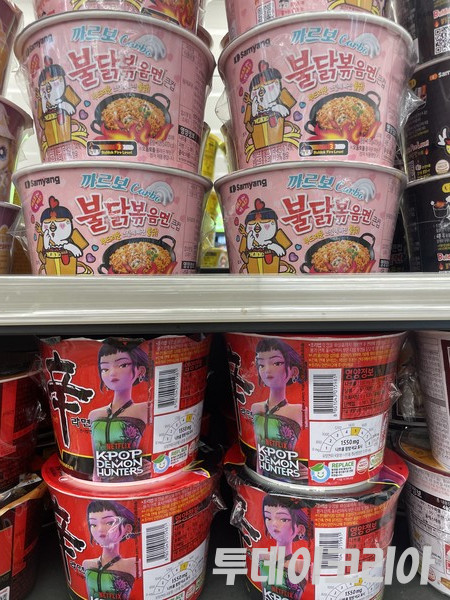 ▲ 서울 시내 한 편의점에 삼양식품의 불닭볶음면과 농심의 케데헌 신라면이 진열돼 있다. 사진=투데이코리아