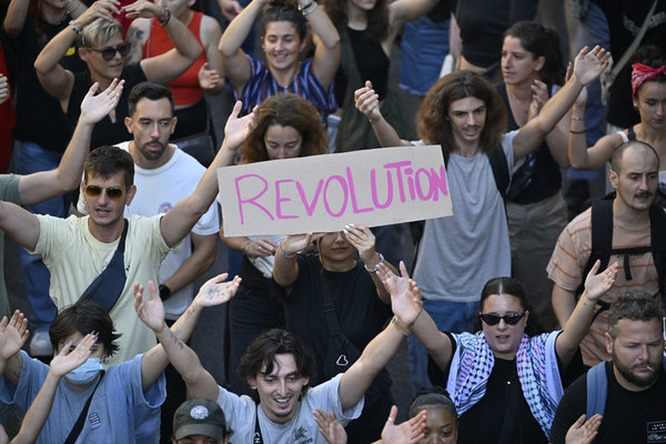 ▲ 10일(현지 시간) 프랑스 마르세유에서 국가 마비 운동인 '모든 것을 막아라'(Block Everything) 시위대가 '혁명'이라고 쓰인 손팻말을 들고 있다. 이날 프랑스 전역에서 정부의 긴축 정책에 항의하는 반정부 시위가 열렸다. 사진=AP/뉴시스