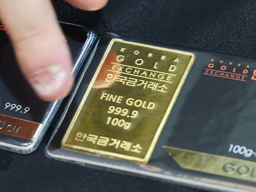 ▲ 서울 종로구 한국금거래소 종로본점에 골드바가 놓여 있다. 사진=뉴시스