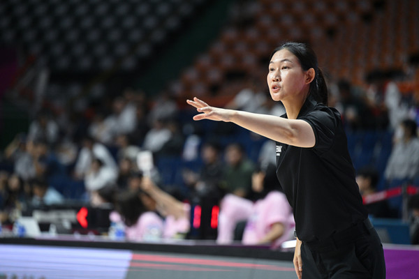 ▲ BNK 썸의 박정은 감독이 선수들에게 작전 지시를 하고 있다. 사진=WKBL