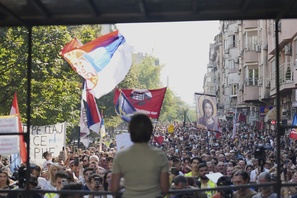 ▲ 8일(현지 시간) 세르비아 베오그라드에서 대학생 주도로 열린 반정부 시위에 시민들이 함께 참여하고 있다. 세르비아 반정부 시위는 언론자유, 조기 선거, 기차역 붕괴 참사 책임자 처벌을 요구하는 대학생들이 주도하고 있다. 사진=뉴시스