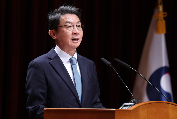 ▲ 이억원 금융위원회 위원장이 15일 오후 서울 종로구 정부서울청사에서 열린 취임식에서 취임사를 하고 있다. 사진=뉴시스