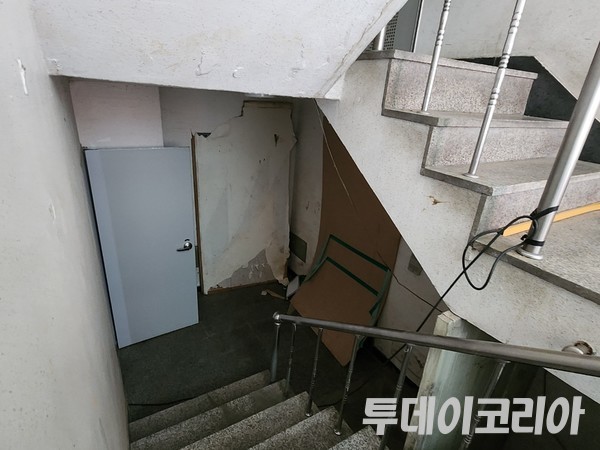 ▲ 지난 2022년 8월 신림동의 한 다세대 주택 반지하에서 침수로 고립돼 발달 장애 가족이 사망했던 사고 현장의 모습. 사진=투데이코리아