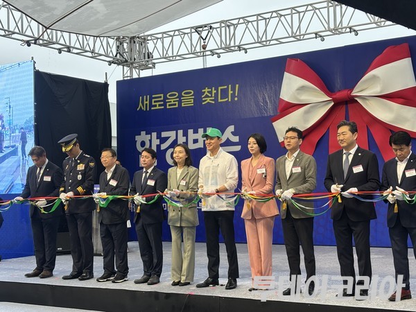 ▲ 서울의 새로운 수상교통 ‘한강버스’의 공식 출항을 하루 앞둔 17일 서울 여의도 선착장에서 취항식이 진행되고 있다. 사진=투데이코리아