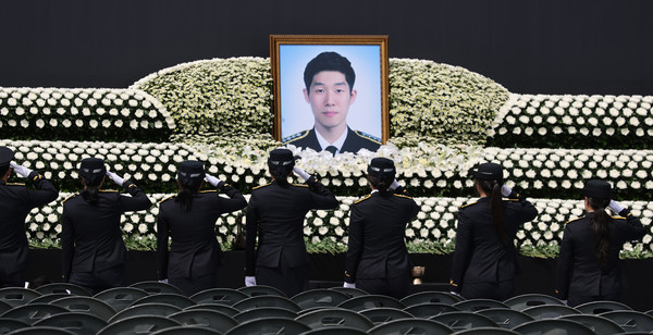 ▲ 갯벌에 고립된 노인을 혼자 구하려다 숨진 고(故) 이재석 경사의 영결식이 진행된 15일 오전 인천 서구 인천해양경찰서에서 고인의 동료들이 헌화 후 경례하고 있다. 사진=뉴시스