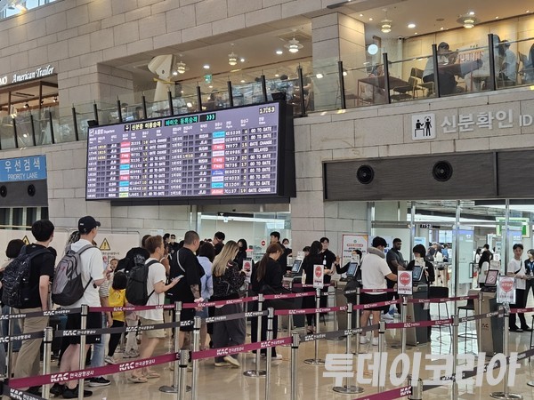 ▲ 공항에서 여행객들이 비행기 탑승 수속을 위해 줄을 서고 있다. 사진=투데이코리아