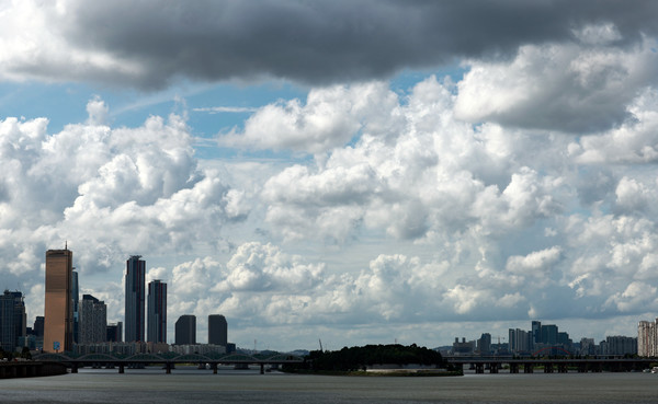 ▲ 서울 동작구 동작대교 남단에서 바라본 서울 하늘에 뭉게구름이 가득하다. 사진=뉴시스