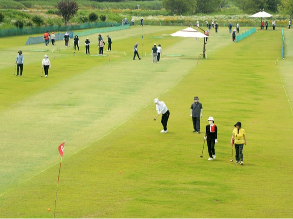 ▲ 한차례 비가 내리고 선선한 여름 날씨가 찾아온 17일 전북 전주시 삼천천변 파크골프장을 찾은 시민들이 파크골프를 즐기고 있다. 사진=뉴시스