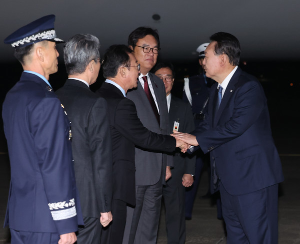 ▲ APEC 정상회의와 G20 정상회의 일정을 마친 윤석열 전 대통령이 지난해 11월 21일 성남 서울공항을 통해 귀국해 공군 1호기에서 내려 환영 나온 홍철호 당시 정무수석과 악수하고 있다. 사진=뉴시스