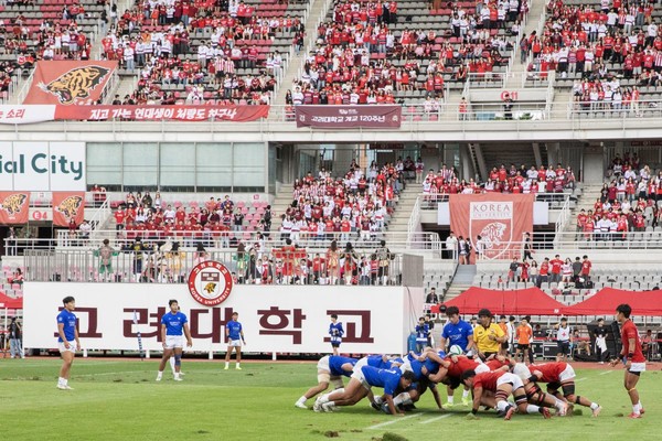▲ 정기 고연전에서 럭비 경기가 진행되고 있다. 사진=고려대학교