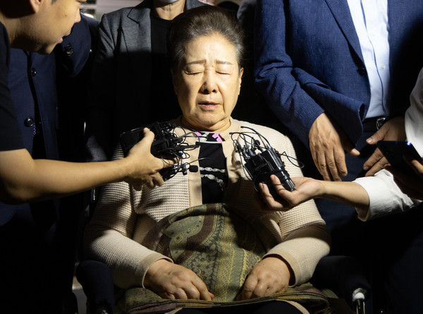 ▲ 한학자 통일교 총재가 17일 오후 서울 종로구 KT광화문빌딩 웨스트에 마련된 김건희 특검 사무실에서 피의자 신분으로 조사를 마친 뒤 귀가하고 있다. 사진=뉴시스