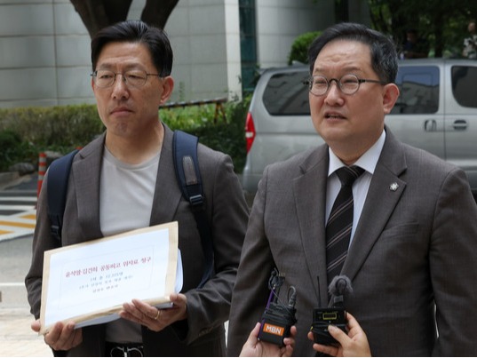 ▲ ▲ 김경호 변호사(오른쪽)가 18일 서울 서초구 서울중앙지법에서 윤석열 전 대통령과 부인 김건희를 상대로 1인당 10만 원의 위자료(소송 신청인 1만2225명)를 청구하는 ‘불법 계엄 위자료’ 손해배상 소송 소장 접수를 앞두고 입장을 말하고 있다. 사진=뉴시스