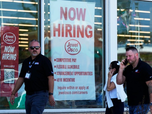 ▲ 미 일리노이주 디어필드의 한 식료품점에 직원을 구한다는 공지가 붙어 있다. 사진=뉴시스