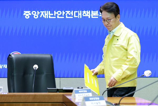 ▲ 김민석 국무총리가 27일 오전 서울 종로구 정부서울청사에서 열린 국가정보자원관리원 화재 관련 대책회의에 참석하고 있다. 사진=뉴시스