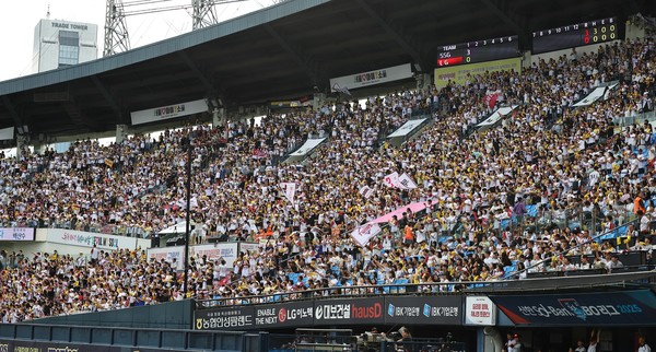 ▲ 지난 7일 서울 잠실야구장에서 열린 ‘2025 KBO리그’ SSG 랜더스와 LG 트윈스의 경기, 야구팬들이 응원을 하고 있다. 사진=뉴시스