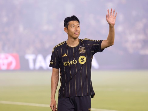 ▲ 로스앤젤레스(LA) FC의 손흥민이 지난달 31일(현지 시간) 미 캘리포니아주 LA의 BMO 스타디움에서 열리는 2025 MLS 29라운드 샌디에이고 FC와의 경기에 앞서 관중을 향해 손을 흔들어 인사하고 있다. 사진=뉴시스