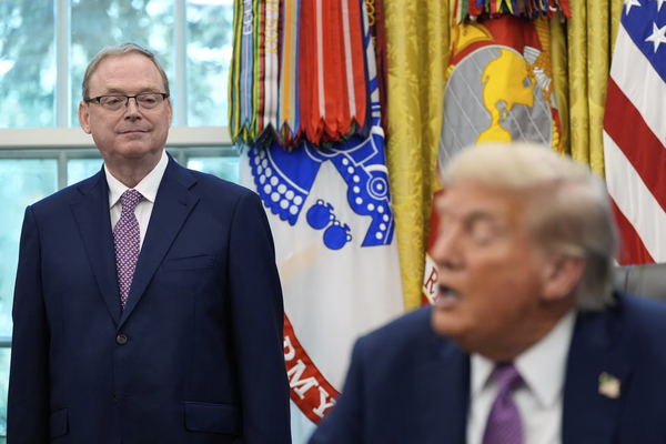 ▲ 케빈 해셋 국가경제위원회 위원장이 지난 5일(현지시간) 워싱턴 백악관 집무실에서 도널드 트럼프 대통령이 연설하는 동안 경청하고 있다. 사진=뉴시스