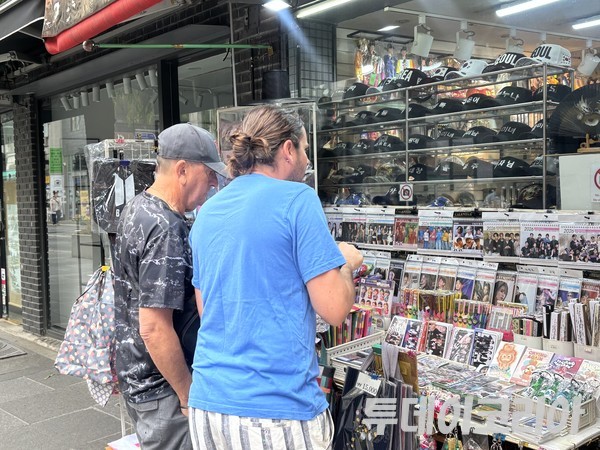 ▲ 30일 서울 종로구 인사동에서 외국인 관광객들이 상점에서 상품을 둘러보고 있다. 사진=투데이코리아