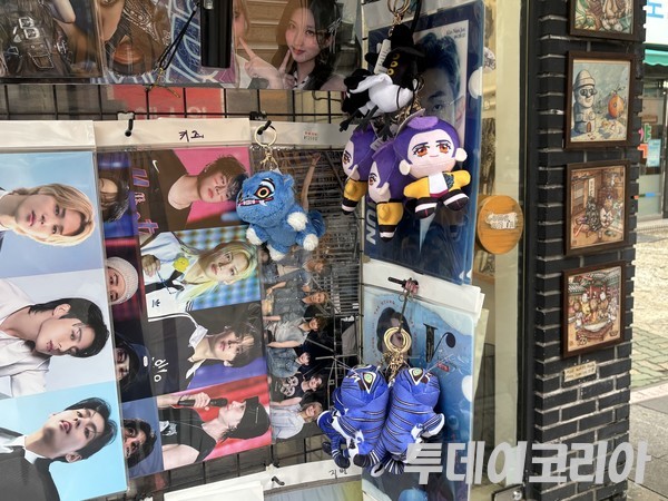 ▲ 30일 서울 종로구 인사동에 위치한 상점에 넷플릭스 애니메이션 ‘케이팝 데몬 헌터스’ 관련 상품이 전시돼 있다. 사진=투데이코리아