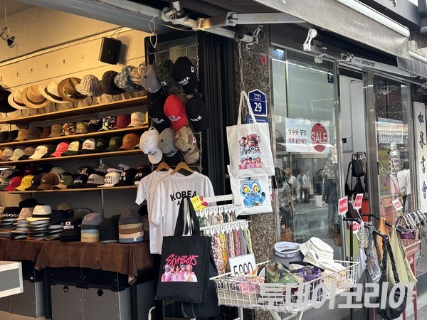 ▲ 30일 서울 종로구 인사동에 위치한 상점에 넷플릭스 애니메이션 ‘케이팝 데몬 헌터스’ 관련 상품이 전시돼 있다. 사진=투데이코리아