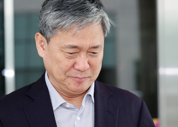 ▲ 부실 드라마 제작사를 고가에 인수해 회사에 300억이 넘는 손해를 입힌 혐의를 받는 김성수 전 카카오엔터테인먼트 대표가 30일 서울 양천구 서울남부지방법원에서 열린 선고기일에서 무죄를 선고받은 뒤 법원을 나서고 있다. 사진=뉴시스