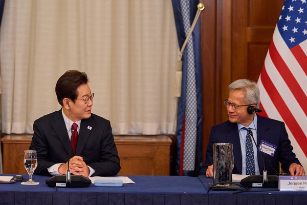 ▲ 이재명 대통령이 지난 8월 25일(현지 시간) 미국 워싱턴DC 윌라드 호텔에서 열린 한미 비즈니스 라운드테이블에서 젠슨 황 엔비디아 최고경영자(CEO)와 대화하고 있다. 사진=뉴시스