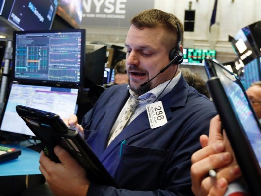 ▲ 뉴욕증권거래소에서 한 트레이더가 증시 관련 정보를 확인하고 있다. 사진=AP/뉴시스