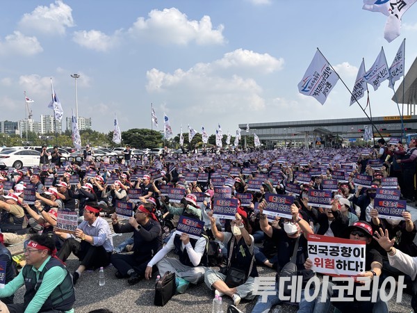 ▲ 전국공항노동자연대가 1일 김포공항 국내선 3번 출구 앞에서 ‘전국공항노동자 총파업대회’를 진행하고 있다. 사진=투데이코리아