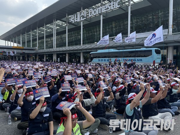▲ 전국공항노동자연대가 1일 김포공항 국내선 3번 출구 앞에서 ‘전국공항노동자 총파업대회’를 진행하고 있다. 사진=투데이코리아