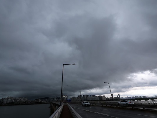 ▲ 서울 원효대교에서 바라본 도심 하늘에 먹구름이 가득하다. 사진=뉴시스