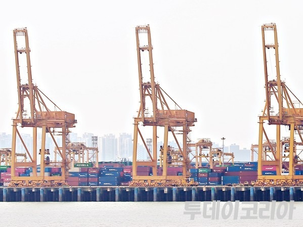 ▲ 인천 연수구 인천신항 컨테이너 터미널에 수출입 컨테이너가 쌓여 있다. 사진=투데이코리아