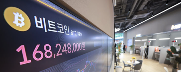 ▲ 지난 2일 서울 서초구 빗썸라운지 강남점 전광판에 비트코인 시세가 표시되어 있다. 사진=뉴시스