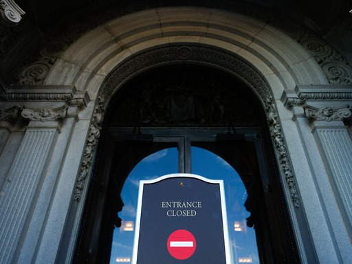 ▲ 미연방 정부 셧다운(일시 업무정지) 첫날인 1일(현지 시간) 워싱턴 D.C.에 있는 의회 도서관 입구에 폐쇄 안내문이 붙어 있다. 사진=뉴시스