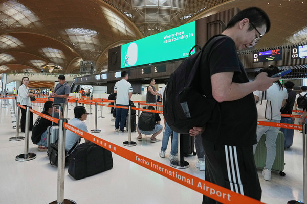 ▲ 캄보디아 프놈펜 외곽에 있는 떼쪼 국제공항(KTI)에서 관광객들이 탑승 수속을 하고 있다. 사진=AP/뉴시스