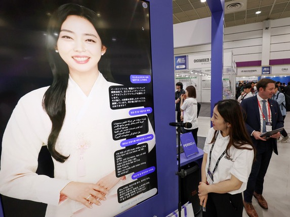 ▲ 서울 강남구 코엑스에서 열린 2025 국제인공지능대전에서 관계자가 음성을 AI가 실시간으로 번역해주는 기능을 시연하고 있다. 사진=뉴시스