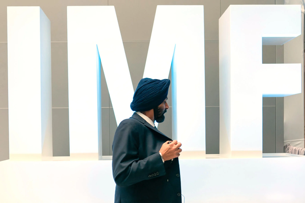 ▲ 아제이 방가 세계은행 총재가 14일(현지시간) 미국 워싱턴의 국제통화기금(IMF) 본부에서 열린 세계은행-IMF 연례 회의에서 연설을 마치고 퇴장하고 있다. 사진=뉴시스