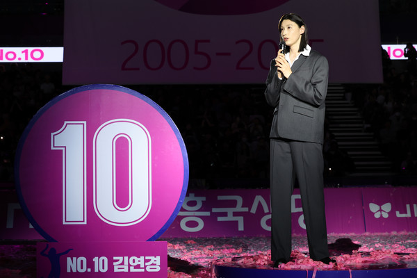 ▲ 김연경이 18일 오후 인천 부평구 삼산월드체육관에서 열린 진에어 2025-2026 V리그 여자부 흥국생명과 정관장의 경기 종료 후 진행된 은퇴식에서 소감을 전하고 있다. 사진=뉴시스