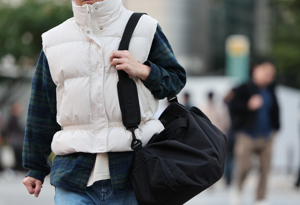 ▲ 북쪽의 찬 공기 유입으로 전국 대부분 지역의 아침 기온이 급격히 떨어진 20일 오전 서울 종로구 세종대로 사거리에서 두꺼운 외투를 입은 시민들이 발걸음을 재촉하고 있다. 사진=뉴시스