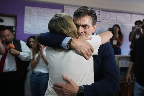 ▲ 19일(현지시간) 볼리비아 라파스에서 열린 대통령 결선 투표에서 로드리고 파스 대통령 후보가 투표 후 딸 카탈리나와 포옹하고 있다. 사진=뉴시스